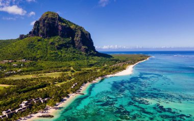 Mauritius 'taki Le Morne plajının büyüleyici güzelliğini keşfedin. Yumuşak beyaz kumların turkuaz okyanusla buluştuğu yer..