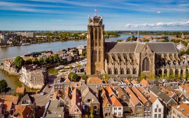 Tarihsel mimarinin dingin kanallarla buluştuğu Dordrecht, Hollanda 'nın güzelliğini tecrübe edin..