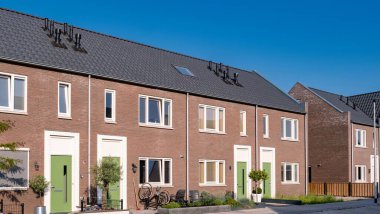 Yeni inşa edilmiş aile evleri, güneşli bir Hollanda banliyösünde çağdaş tasarımlar ve canlı yeşillikler barındırır. Bu mahalle, Hollanda 'daki modern yaşamı temsil ediyor ve şehir planlamasını gözler önüne seriyor..