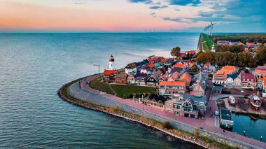 Urk, Flevoland 'ın ikonik deniz feneriyle büyüleyici kıyı manzarası..