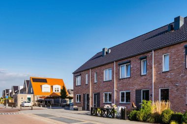 Yeni inşa edilmiş modern aile evleri olan çağdaş bir Hollanda banliyö bölgesinin cazibesini yaşayın. Bu mahallede aile hayatı ve huzurlu bir yaşam tarzı için tasarlanmış geniş evler sergileniyor..