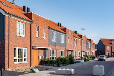 Modern aile evleri sergilenen güzel bir Hollanda banliyö bölgesi keşfedin. Bu yeni inşa edilen evler, Hollanda 'da yaşayan çağdaş mimari ve toplumu yansıtıyor..