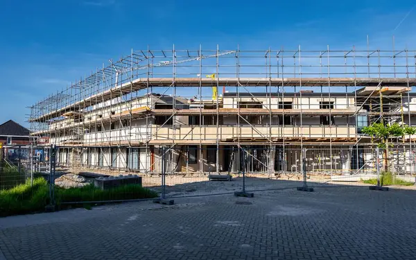 Bir inşaat sahasında Hollanda 'nın yeni bir banliyö bölgesinde modern aile evleri sergileniyor..