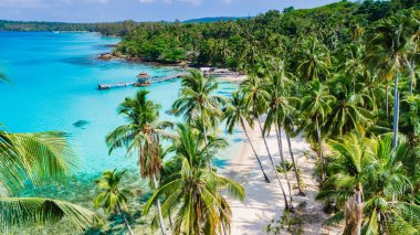 Çarpıcı bir tropik plaj yumuşak beyaz kumları ve Koh Kood Tayland 'daki canlı palmiye ağaçları ile mükemmel bir kaçış sağlar.
