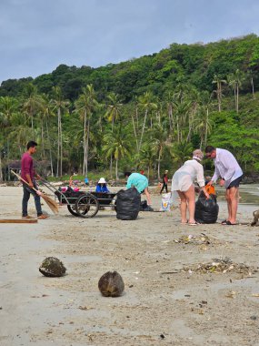 Koh Kood, Tayland, 13 Mart 2025. Bir grup gönüllü, sahili temizlemek, çöpleri toplamak ve çevre dostu uygulamaları teşvik etmek için birlikte çalışıyor..