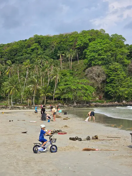 Koh Kood, Tayland, 13 Mart 2025, insanlar sahilden çöp topluyor, okyanusu temizliyorlar.