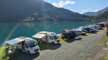 Lovatnet Loen 26 Haziran 2024, Norveç, sakin suların yanına park edilmiş olan Norveç 'teki kristal berraklığında bir fiyortta kamp kurmanın huzurunu yaşayın.. 