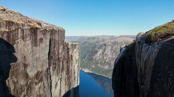 Sersemletici manzara, Norveç 'in Kjeragbolten Lysefjord kentindeki dramatik uçurumları gözler önüne seriyor. Parlak yeşillik kayalık dokularla güzel bir tezat oluşturuyor.