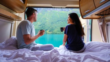 Birkaç tanesi karavanın içinde dinleniyor. Kahvelerini yudumlarken yemyeşil fiyortlara hayran kalıyorlar. Lovatnet Norveç 'in doğasında macera ve romantizm arayanlar için mükemmel.