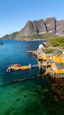 Parlak renkli kulübeler kıyı şeridi boyunca uzanır, maceraperestleri Lofoten Norveç 'in kristal berrak sularını keşfetmeye davet eder.