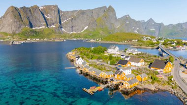 Canlı bir balıkçı köyü, Lofoten Norveç 'teki çarpan dağlar ve kristal berrak sular arasında yer alır. Renkli binalar doğal manzarayla çok güzel tezat oluşturuyor.