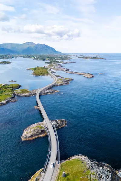 Norveç Atlantik Yolu 'nun nefes kesici güzelliğini keşfedin. Kıyı şeridi boyunca zarifçe süzülüyor. Atlantik Okyanusu Yolu, Norveç