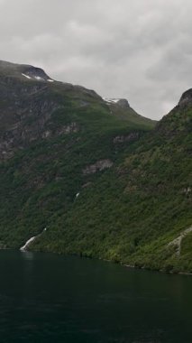 Yüksek dağların dingin sularla buluştuğu Norveç fiyortlarının nefes kesici güzelliğini keşfedin. Bereketli ormanlar ve çarpıcı şelaleler ziyaret eden herkesi cezbeden pitoresk bir manzara yaratır..