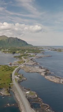 Norveç kıyılarında nefes kesici bir sürüş deneyimi yaşayın. Açık mavi sular yemyeşil tepelerle buluşur, Atlantik okyanus yolu Norveç