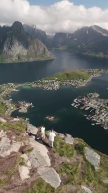 Zümrüt sulara ve tuhaf kıyı köylerine bakan manzaralı bir manzarayla Norveç 'in büyüleyici güzelliğini keşfeder. Doğa severler bu dramatik manzarada ilham bulacaklar. Lofoten Norveç