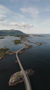 Sakin sular ve görkemli dağlarla çevrili adalar boyunca uzanan Norveç kıyı otobanının nefes kesici manzarasını deneyin. Atlantik Okyanusu Yolu Norveç