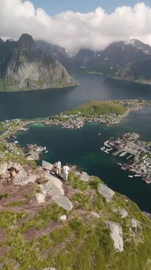 Norveç 'in göz kamaştırıcı manzaraları görkemli dağlar ve sakin kıyı kasabaları macera arayanları davet ediyor. Yürüyüşçüler yüksek araziden panoramik görüntüler alıyor, Reinebringen Norveç 'te yürüyüş