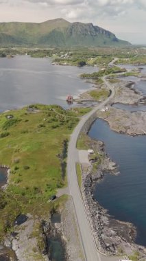Kristal berrak suların canlı yeşillikle buluştuğu Norveç kıyılarının çarpıcı güzelliğini deneyimleyin. Virajlı yollar engebeli araziyi izler, Atlantik okyanus yolu Norveç