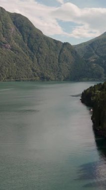 Sakin bir Norveç fiyordunun sakin güzelliğini keşfedin, durgun suların yanında görkemli dağların yükseldiği bir yer. Doğa aşıkları ve maceracılar için mükemmel bir dinlenme yeri..