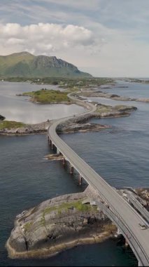 Norveç kıyı şeridinin nefes kesen güzelliği ve cennet adalarını birbirine bağlayan dolambaçlı bir yol. Bu bölge görkemli bir gökyüzü altında doğa harikalarının özünü yakalıyor. Atlantik Okyanus Yolu Norveç