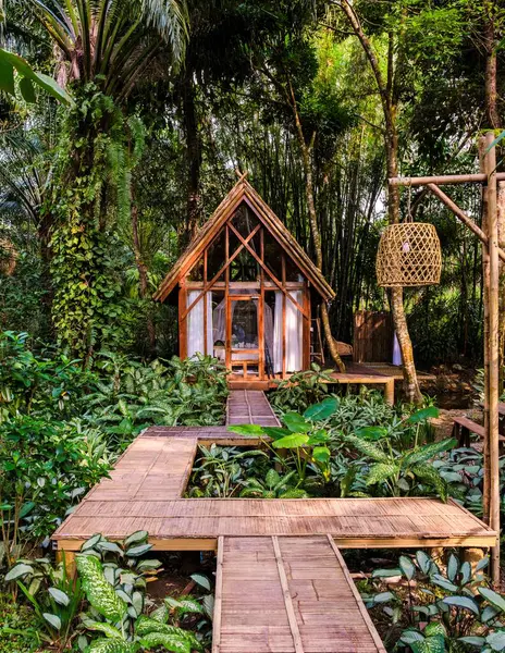 Canlı bir yeşilliğin içine yerleştirilmiş bir bambu inzivası huzurlu bir kaçış sunuyor. Tahta yollar tropikal bitkilerin arasından esiyor, doğanın kalbinde rahatlamak için mükemmel..