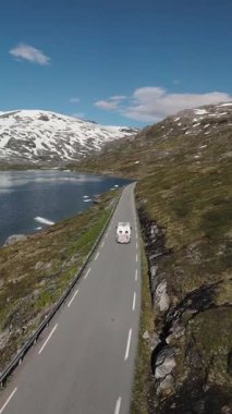 Norveç 'te karla kaplı dağlarla çevrili sakin bir göl kenarında dolambaçlı bir yol boyunca güzel bir sürüş gerçekleşir. Doğa aşıkları ve maceracılar için mükemmel bir kaçış..