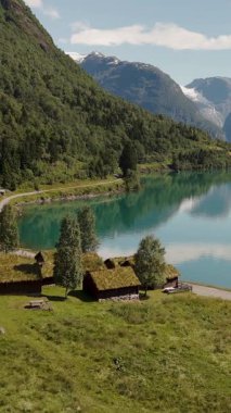 Görkemli dağların arasına yerleşmiş bu cennet manzarası, kristal berrak suların kenarındaki geleneksel çim çatılı kır evlerini sergiliyor. Lovatnet Norveç