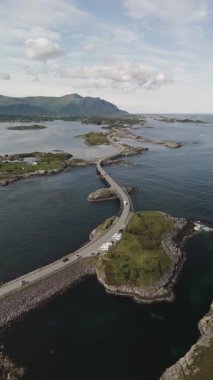 Bu büyüleyici manzara, Norveç 'teki Atlantik Yolu' nun eşsiz adalarda dolaştığını ve köprülerle birbirine bağlandığını gösteriyor..