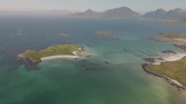 Lofoten Norveç kıyı şeridinin büyüleyici güzelliğini keşfedin. Bereketli adalar, masmavi sular ve görkemli dağlar..