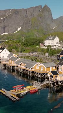 Canlı, geleneksel evlerle dolu pitoresk bir Norveç balıkçı köyünün cazibesini yaşayın. Sakrisoy, Moskenes, Lofoten adaları. Norveç.