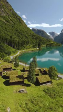 Lovatnet Norveç 'in göbeğinde, yeşil dağlarla çevrili sakin mavi sulara tepeden bakan büyüleyici otla kaplı bir ev koleksiyonu bulunuyor. Huzurlu manzara keşfi davet ediyor..