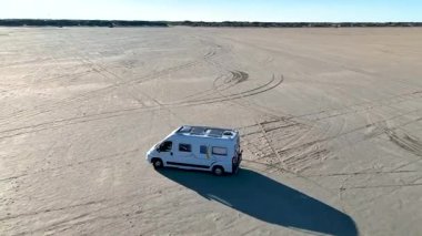 Bir karavan Danimarka 'daki Romo Lakolk plajının geniş kumlu arazisinde seyahat ediyor. Barışçıl atmosfer doğanın güzelliğini, rahatlamayı ve keşifleri ön plana çıkarıyor..