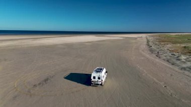 Danimarka 'daki Romo Lakolk plajının geniş kumlu bölgelerini keşfedin. Orada bir karavan huzurlu kıyı atmosferinin keyfini çıkarır. Açık mavi gökyüzü ve yumuşak dalgalar bunu ideal bir kaçış noktası yapıyor..