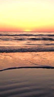 Güneş ufukta batarken Romo Lakolk sahilinin sakin sularında altın renkler dans ediyor. Dalgalar yavaşça kıyıya vurur ve Danimarka 'da mükemmel bir akşam kaçışı yaratır. Doğal güzellik..