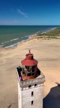 Danimarka 'nın Jutland kentindeki Rubjerg Knude Fyr Deniz Feneri' nden nefes kesici manzaralar keşfedin. Uçsuz bucaksız kumlu kıyılar ve sakin deniz keşif ve rahatlama için davetkar bir atmosfer yaratır..