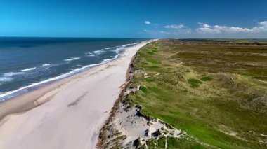 Danimarka 'nın Jutland kentindeki Lyngvig Deniz Feneri Hvide Sande Sahili' nin fevkalade güzelliğine tanık olun. Yumuşak altın kumların canlı mavi dalgalarla buluştuğu yer..