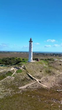 Jutland, Danimarka 'nın manzaralı güzelliklerini keşfedin büyüleyici Lyngvig Deniz feneri Hvide Sande' nin yemyeşil ve kumlu yollarının ortasında.