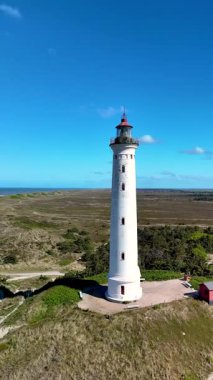 Danimarka 'nın Jutland kentindeki göz kamaştırıcı deniz fenerini keşfedin. Etrafı yemyeşil manzaralar ve güzel kıyı şeridi ile çevrili. Lyngvig Deniz Feneri Hvide Sande 