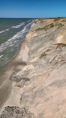 Danimarka 'nın Jutland kentindeki Rubjerg Knude Fyr Deniz Feneri plajının dramatik uçurumları ve kumlu kıyıları boyunca doğal güzellik sergilenir. Dalgalar eşsiz jeolojik oluşumlara çarpar., 