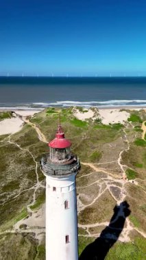 Lyngvig Deniz Feneri Hvide Sande, Jutland, Danimarka 'daki deniz fenerinin tepesinden nefes kesici kıyı manzaraları. Büyüleyici mavi deniz ufka doğru uzanır, altın kumlarla güçlenir. 