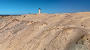 Danimarka 'nın Jutland kentindeki Rubjerg Knude Fyr Deniz Feneri' nde güzel bir gün. Geniş kum tepeleri, büyüleyici bir deniz feneri ve açık mavi gökyüzü.. 