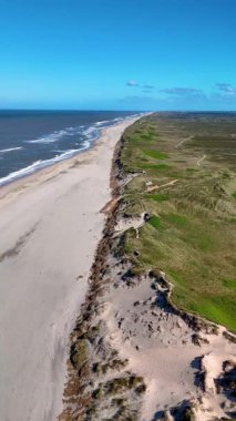 Danimarka 'nın Jutland kentindeki Lyngvig Deniz Feneri Hvide Sande' yi keşfedin. Kumlu kıyı şeritleri, hafif dalgalar ve yemyeşil manzaralar.. 