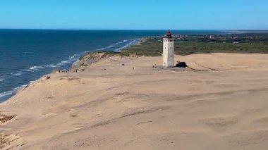 Jutlands Rubjerg Knude Fyr Deniz fenerinin nefes kesici güzelliğini keşfedin Danimarka 'da altın kumların ışıltılı denizle buluştuğu yerde.