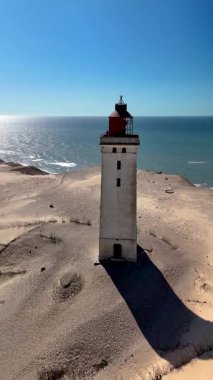 Danimarka 'nın Jutland kentindeki Rubjerg Knude Fyr Deniz Feneri' nin göz kamaştırıcı manzarasına tanık olun..