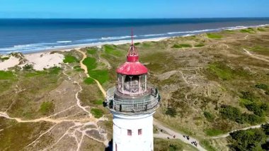 Danimarka 'nın Jutland kentindeki Lyngvig Deniz Feneri Hvide Sande' nin çarpıcı sahil bölgesine girmeye cesaret edin. Araba plajı yemyeşil doğayla birleşir