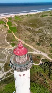 İkonik Lyngvig Deniz Feneri Hvide Sande 'nin Danimarka' nın Jutland sahilinin üzerinde tünediğini keşfedin..