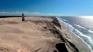 Danimarka 'nın Jutland kentindeki Rubjerg Knude Fyr Deniz Feneri' nin güzelliğini deneyin. Kum tepelerinin ışıltılı denizle buluştuğu yer. Ziyaretçiler bu kıyı cennetinin huzurunun tadını çıkarabilirler.