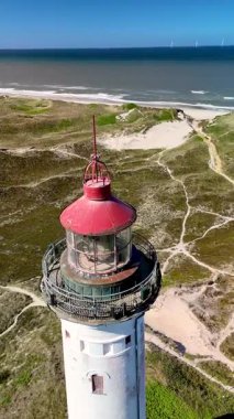 Lyngvig Deniz Feneri Hvide Sande, Jutland, Danimarka. Deniz fenerinden nefes kesici manzaraları, kumlu kıyıları ve güneşli bir günde sakin okyanus manzaralarını izleyin..