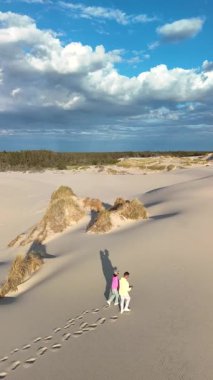 Danimarka 'nın Rabjerg Mile Jutland kentinin kumlu kumullarında birkaç gezinti yaparken huzurlu bir an yaşanıyor. Sakin manzarada altın kumlar ve yemyeşil alanlar sergileniyor.