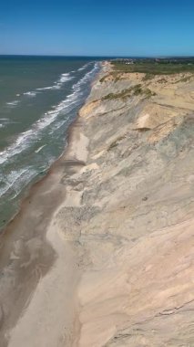 Danimarka 'nın Jutland kentindeki Rubjerg Knude Fyr Deniz Feneri' nin nefes kesici sahil şeridini deneyin. Kayalıklar görkemli bir şekilde yükselirken dalgalar kumlu kıyılara çarpar.